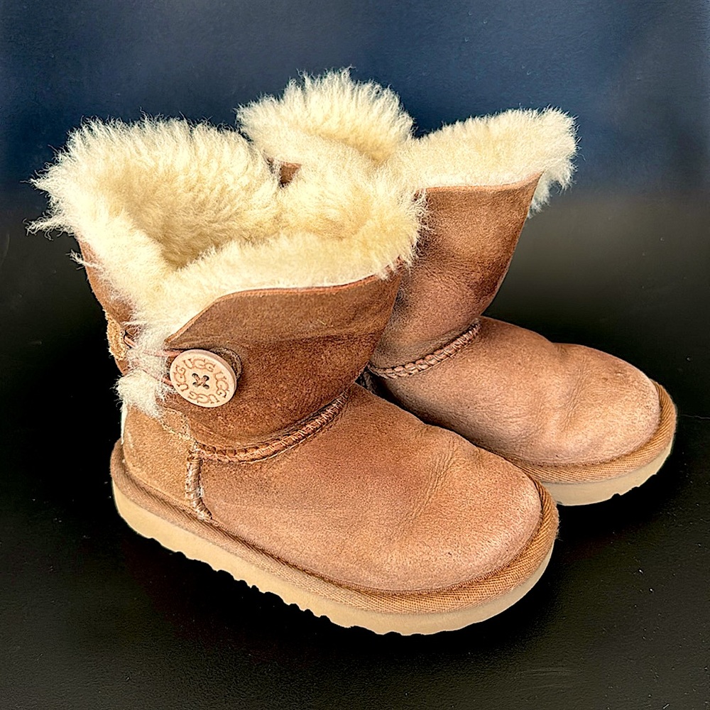 *NEW* UGG BAILEY BUTTON Il Kids Black Boots – Size 9